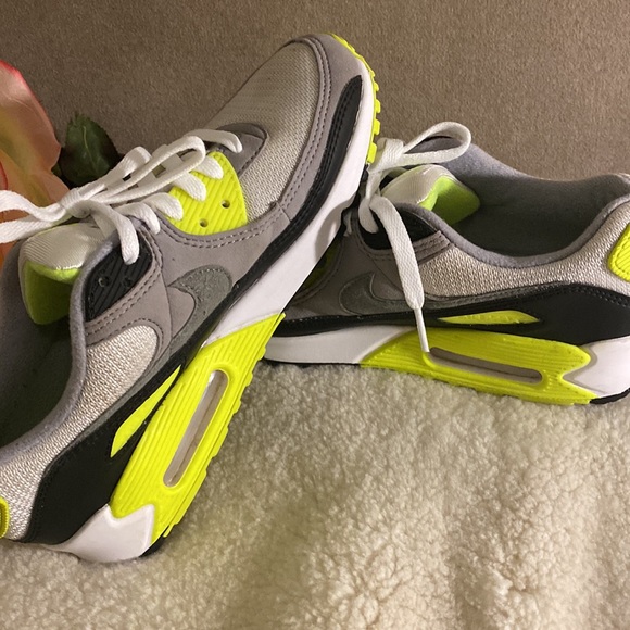 Stylish Women's Sneakers in Gray and Neon Yellow - Picture 4 of 6